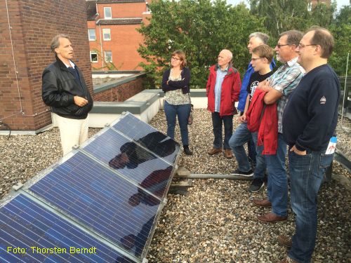 Besuch aus Kiel: Grünen-Fraktionsvorsitzende Eka von Kalben besichtigt die Solaranlage aus dem Dach des Rathauses Foto