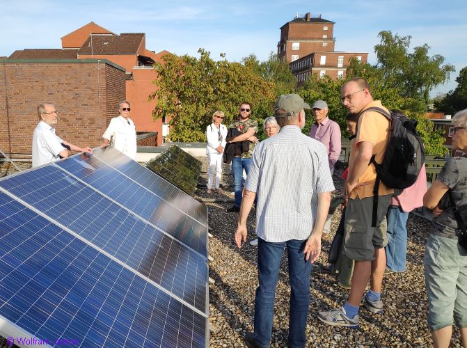 Besuchergruppe besichtigt die Solaranlage aus dem Dach des Rathauses Foto